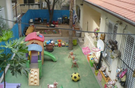 מבט אל חצר הגן מלמעלה